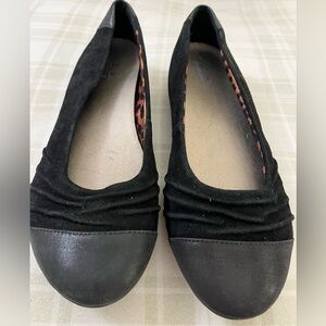 NWOT Clarks bendables black suede & leather ballet flats, size 10